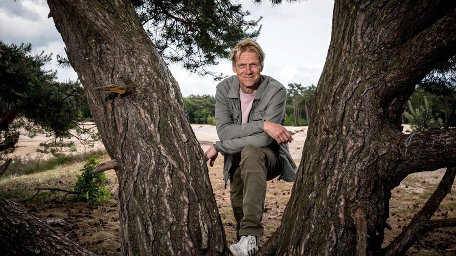 Menno Bentveld staat tot over zijn knieën in het water in Vroege Vogels