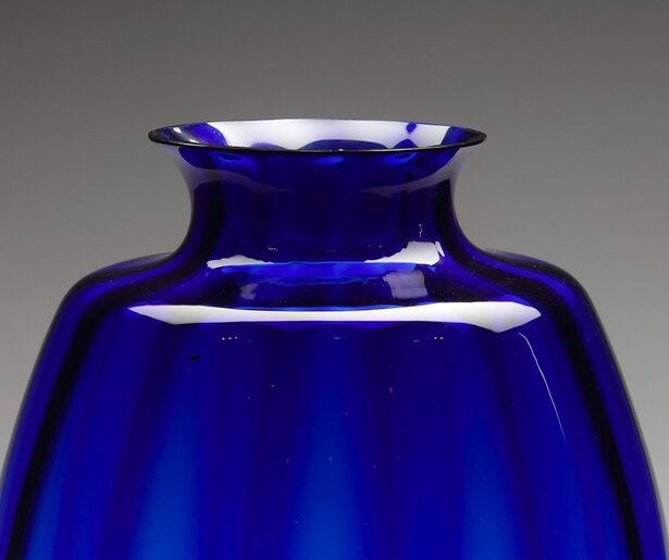 Er staat een vaas van Andries Copier centraal in Tussen Kunst en Kitsch