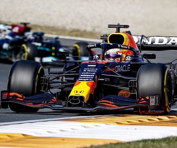 De strijd tussen Verstappen en Hamilton gaat door in Rusland