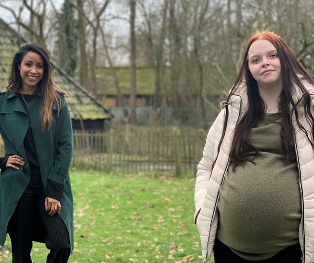 Airen Mylene en Taeke Taekema helpen in Vier handen op een buik