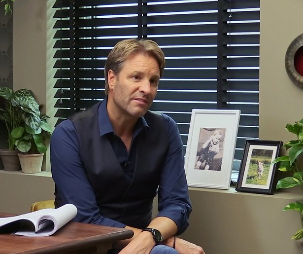 Meester Frank Visser op zijspoor in Wordt U Al Geholpen?