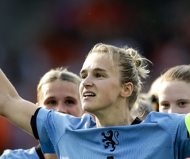 De TV van gisteren: ruim 1,5 miljoen kijkers zien Oranjeleeuwinnen vliegende start maken op het EK