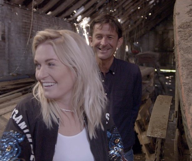 Cornald Maas gaat door de wind met Sanne Hans