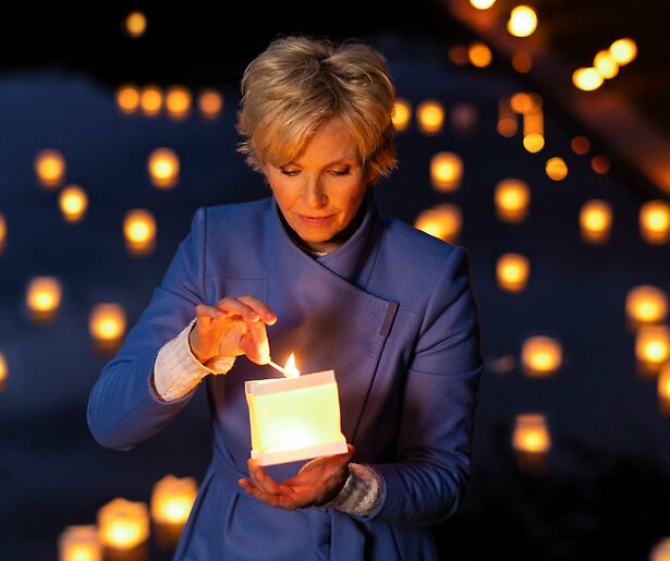 Persoonlijke verhalen in Voor WIe Steek Jij een Kaarsje Op?