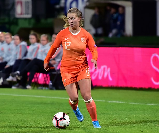 De TV van gisteren Voetbalvrouwen vagen concurrentie weg