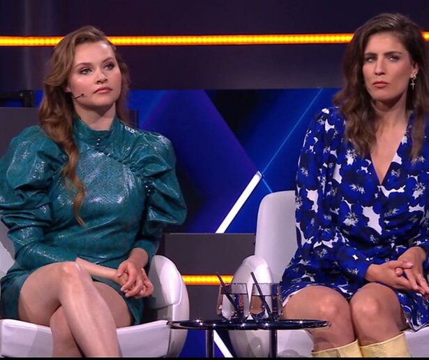 Muscialster Vajèn van den Bosch helpt de panelleden een handje in I Can See Your Voice 