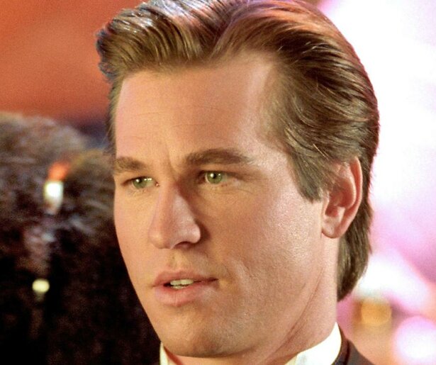 Val Kilmer neemt het op tegen twee schurken in superheldenfilm Batman Forever