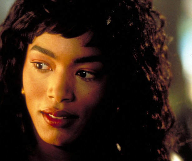 Angela Bassett betovert Eddie Murphy in Vampire in Brooklyn