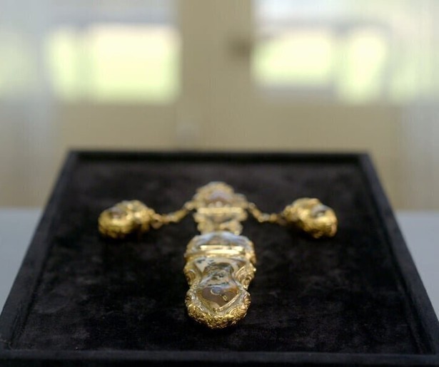 Een minstens 200 jaar oude châtelaine centraal in Van Onschatbare Waarde