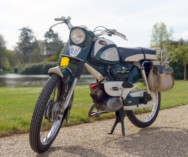 De experts van Van Onschatbare Waarde buigen zich over een Sparta-brommer uit de jaren '60