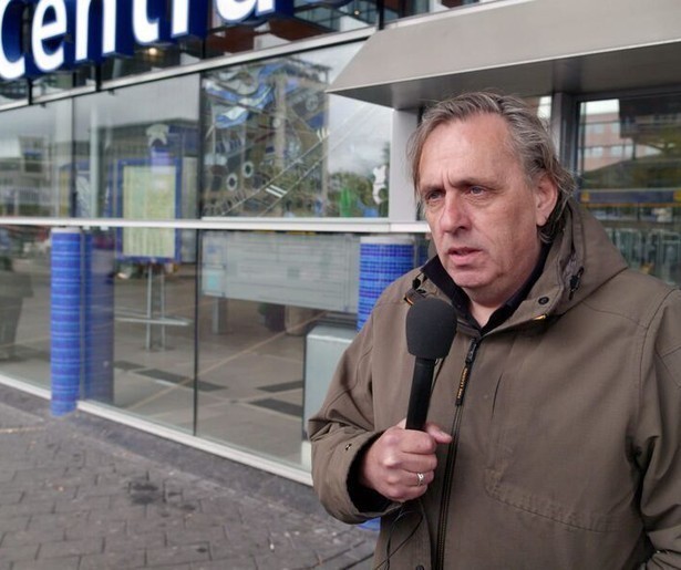 Marcel van Roosmalen verwondert zich over menselijk gedrag in het tweede seizoen Van Roosmalen op Reportage