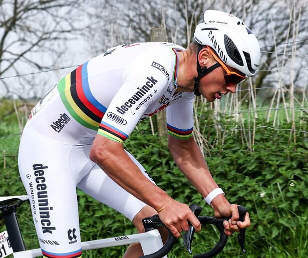 Tadej Pogacar en Mathieu van der Poel gaan de strijd met elkaar aan tijdens Luik - Bastenaken - Luik