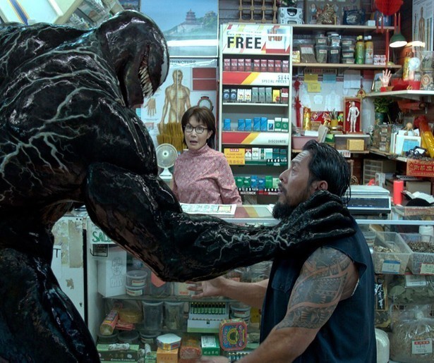 Tom Hardy moet wennen aan zijn superkrachten in Venom