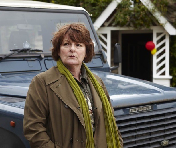 Brenda Blethyn speurt in Vera naar de waarheid achter een dodelijk weekendje weg