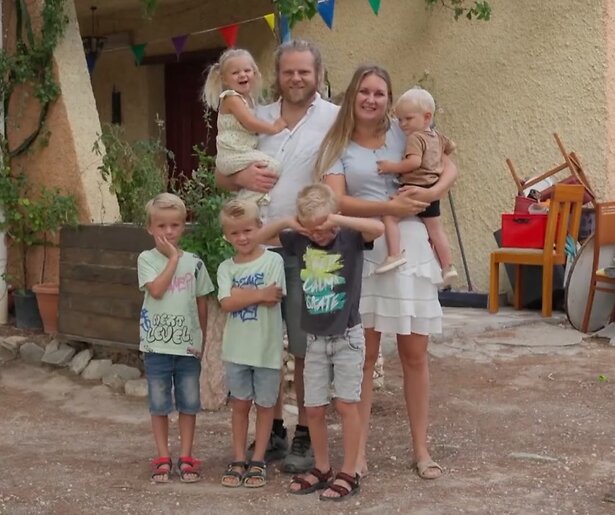 Een Huis Vol Emigreert introduceert een nieuwe familie