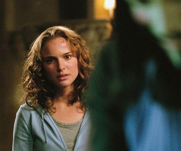 Natalie Portman helpt Hugo Weaving een handje in V for Vendetta