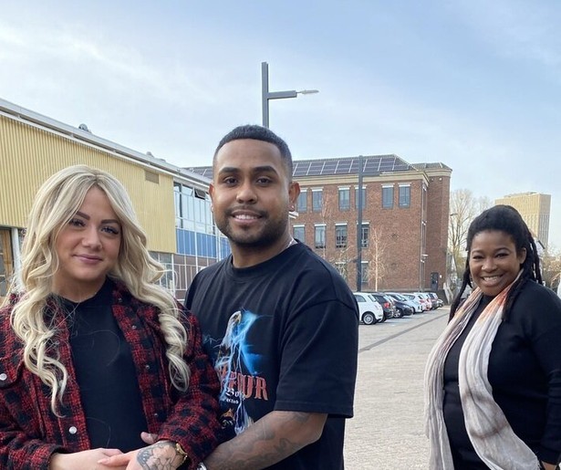 Leona Philippo helpt stel te hechten aan een baby