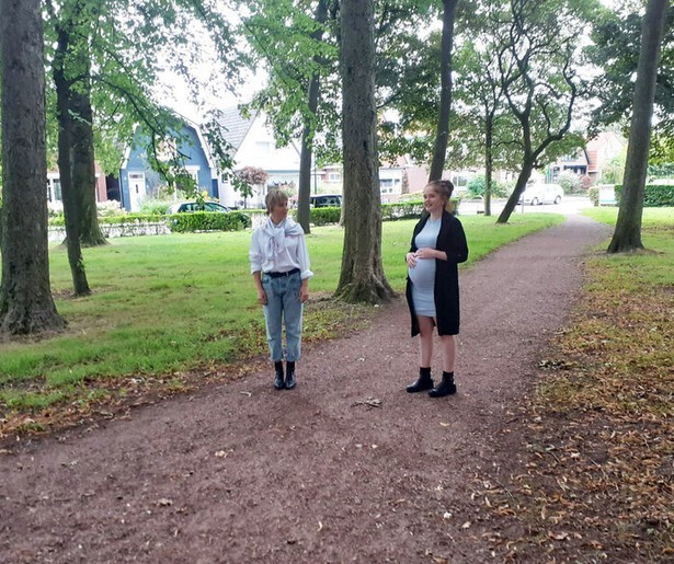 Victoria Koblenko schiet te hulp in Vier Handen Op Een Buik 