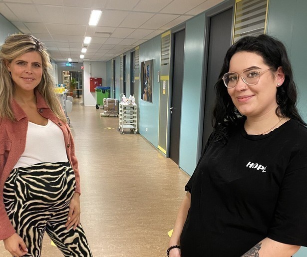 Kim Kötter helpt tienermoeder in Vier Handen Op Een Buik