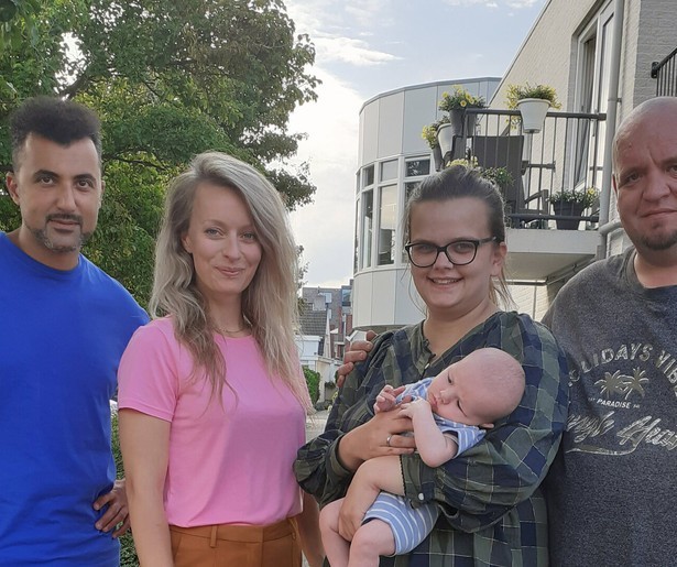 Özcan Akyol maakt zijn debuut in Vier Handen Op Eén Buik