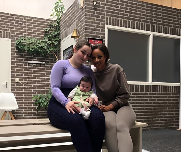 Channah Koerten helpt de onwetende Marleen een handje in Vier Handen op Eén Buik 