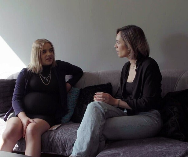 Nienke Plas helpt de zwangere Romy in Vier Handen op één Buik