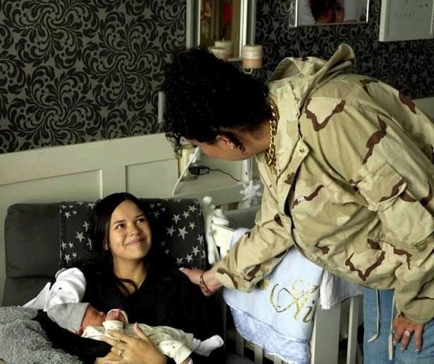 Soundos El Ahmadi helpt India en Jeffrey in Vier Handen op één Buik op NPO 3