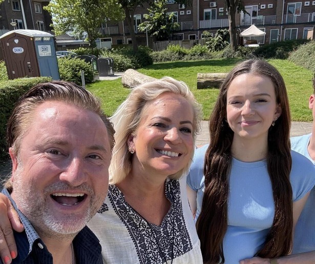 Dennis Weening en zijn vrouw komen een handje helpen in Vier Handen op één Buik