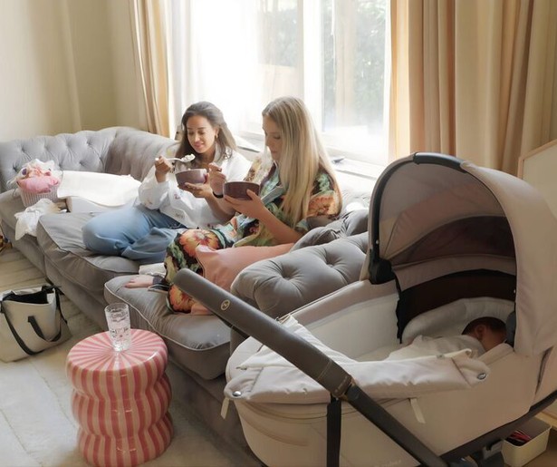 Channah Koerten helpt een jonge moeder in Vier Handen op Eén Buik