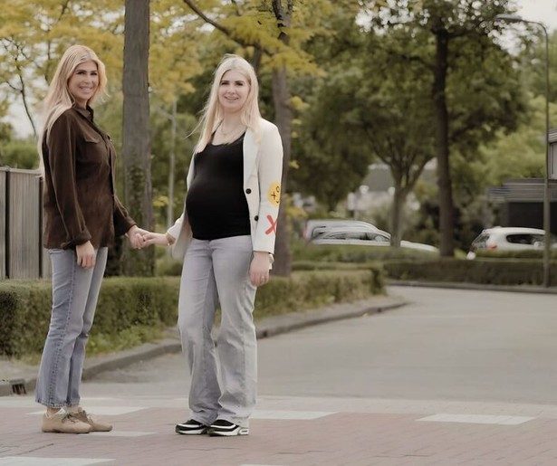 Estelle Cruijff helpt Nilay in Vier Handen op één Buik