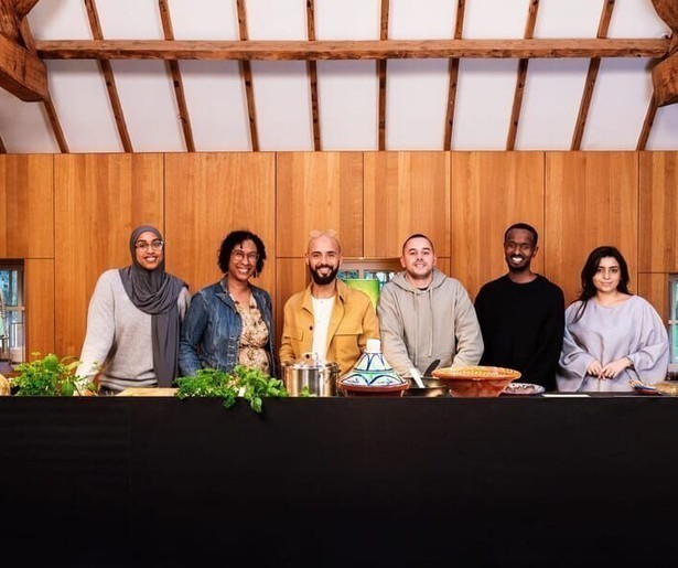 Karim Amghar viert Ramadan door te praten en te koken met vijf bijzondere gasten