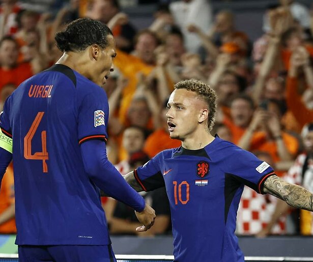 Het Nederlands Elftal strijdt verder tegen Griekenland in EK-kwalificatiewedstrijd