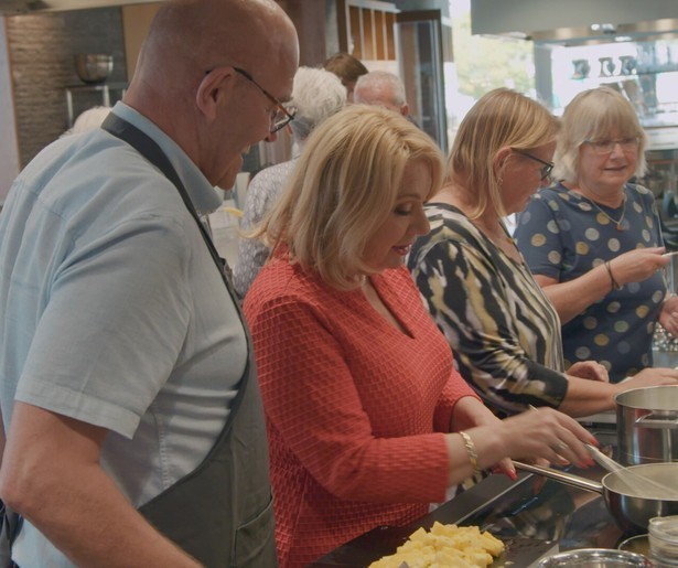 Janny van der Heijden ondergaat een MRI-scan in eerste aflevering Voeding en Ons Brein
