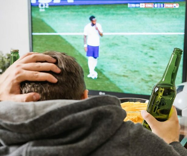 Is het mogelijk om een voetbalwedstrijd op tv wat spannender te maken?