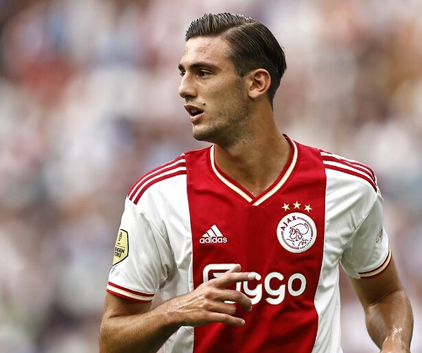 Ajax en Feyenoord in actie in strijd om de Eredivisie