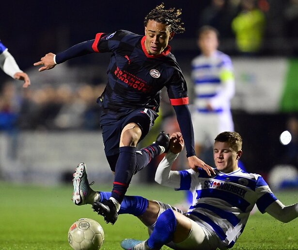 De TV van gisteren: Wedstrijd Spakenburg – PSV maakt het andere programma’s knap lastig