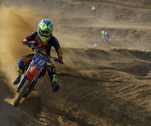 Motorcross-talent Kaylee van Dam stelt zich voor in Vol Gas door de Modder