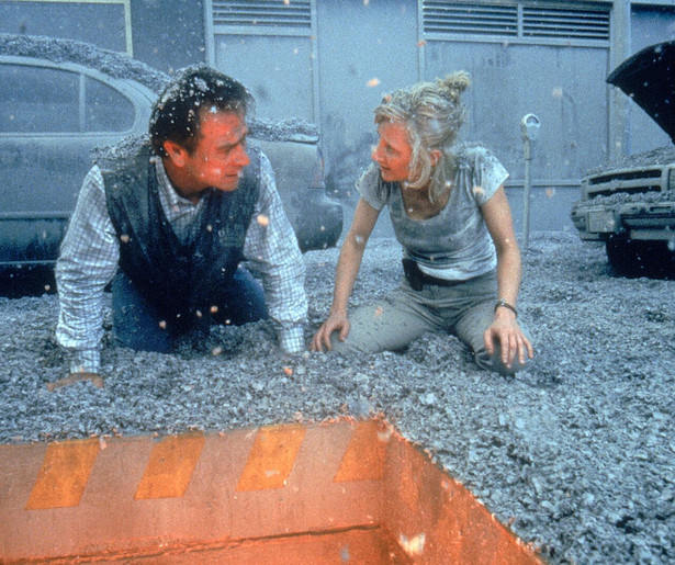 Tommy Lee Jones moet Los Angeles zien te redden in Volcano