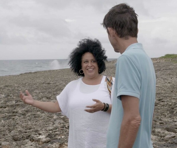 Cornald Maas bezoekt Tania Kross op Curaçao in Volle Zalen