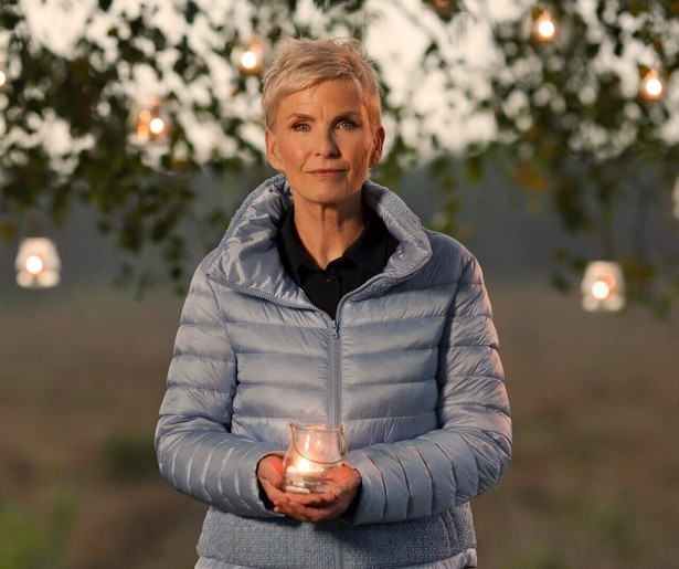 Anita Witzier herdenkt op Allerzielen diverse overleden personen in Voor Wie Steek Jij een Kaarsje op?