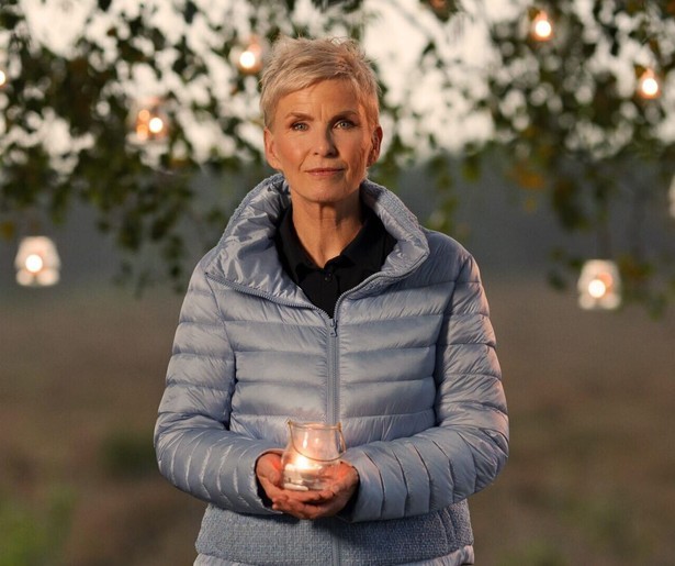 Anita Witzier staat stil bij bijzondere verhalen van overleden mensen in Voor Wie Steek Jij een Kaarsje op?