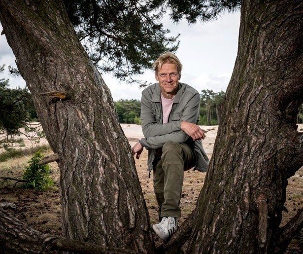 Menno Bentveld staat tot over zijn knieën in het water in Vroege Vogels