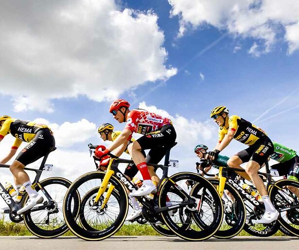 De Vuelta-renners klimmen en klauteren richting het mogelijk bloedhete Yunquera 