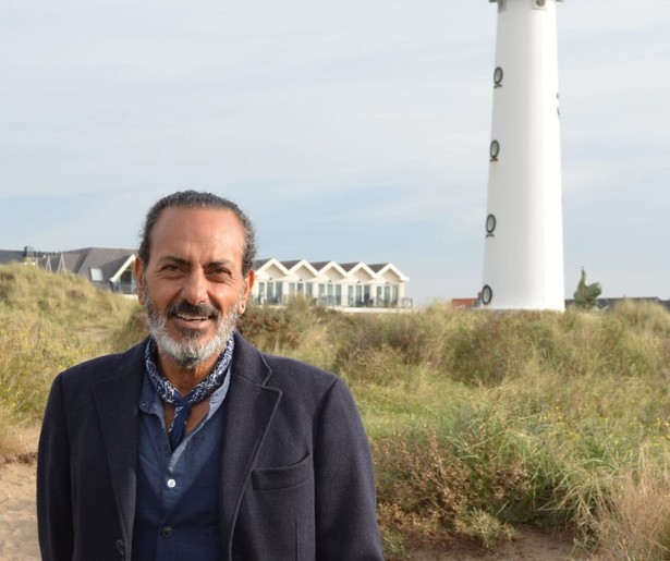 Kefah Allush beklimt de witte vuurtoren van Urk in Vuurtorenverhalen