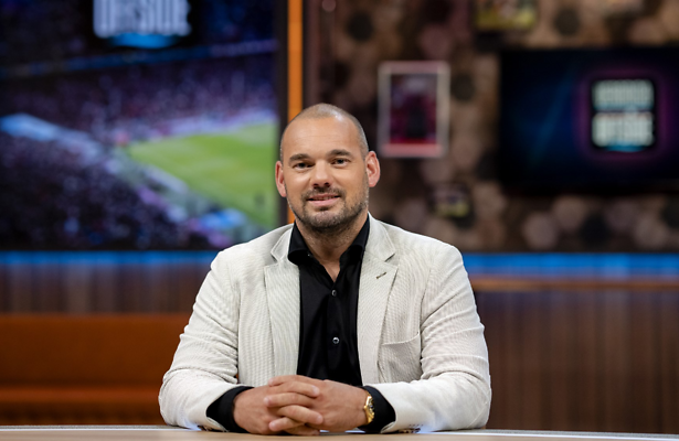 Het 'niveau expert' op ski's van Wesley Sneijder laat te wensen over