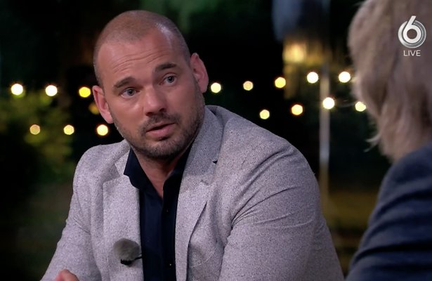 Wesley Sneijder en Johan Derksen discussiëren over coronavaccin