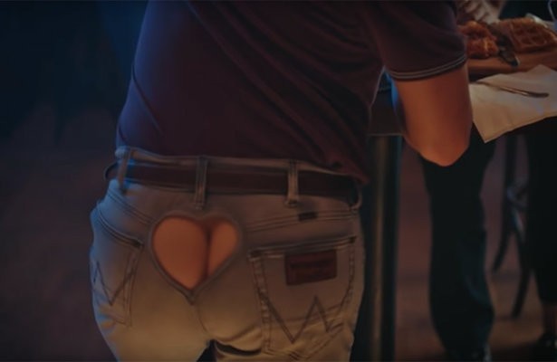 Videosnack: Hilarische reclame voor mannenspijkerbroek met smaakvol decolleté