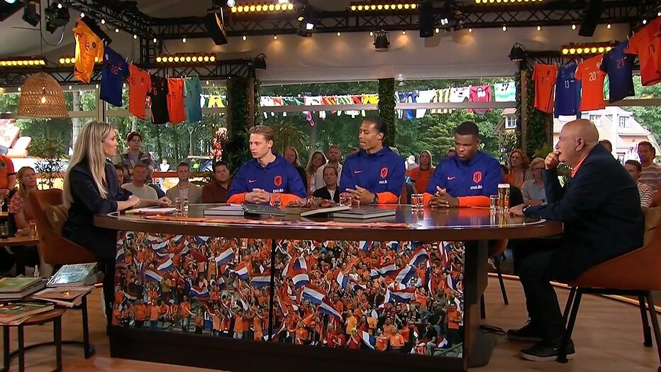 Nederlands elftal bij Wij Houden van Oranje. Nederlands elftal bij Wij Houden van Oranje.