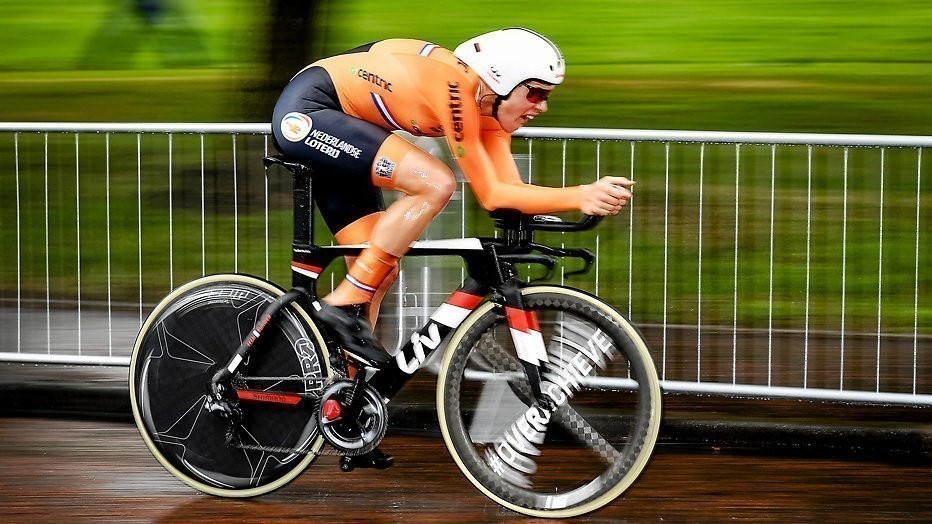 Op topsnelheid door de Kaasstad in EK wielrennen op de weg