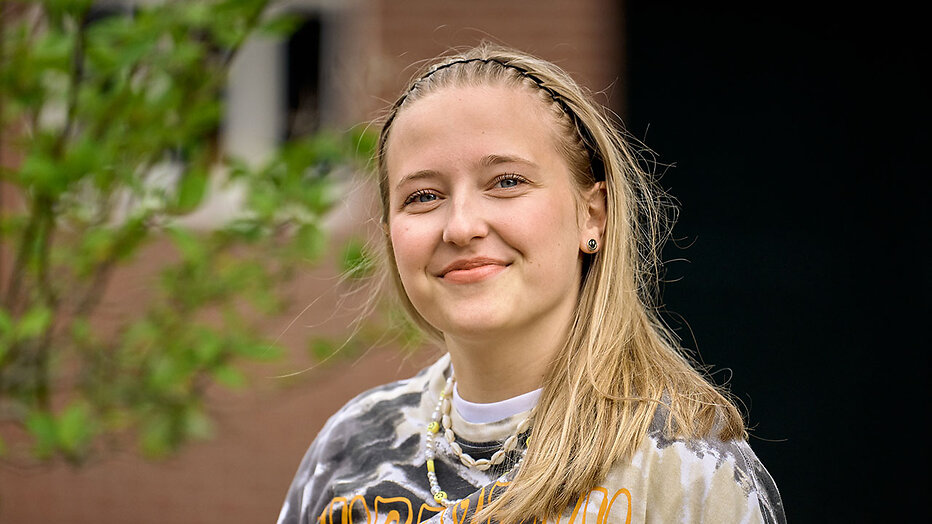 Linde Tijhof als Romy Ottink (Woeste Grond)